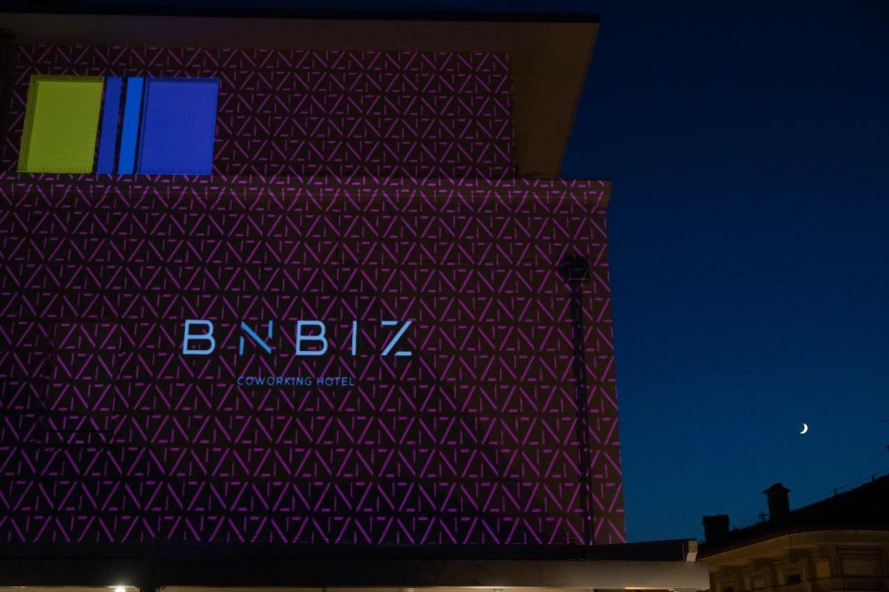 Bnbiz - Coworking Hotel Fiorenzuola d'Arda Bagian luar foto