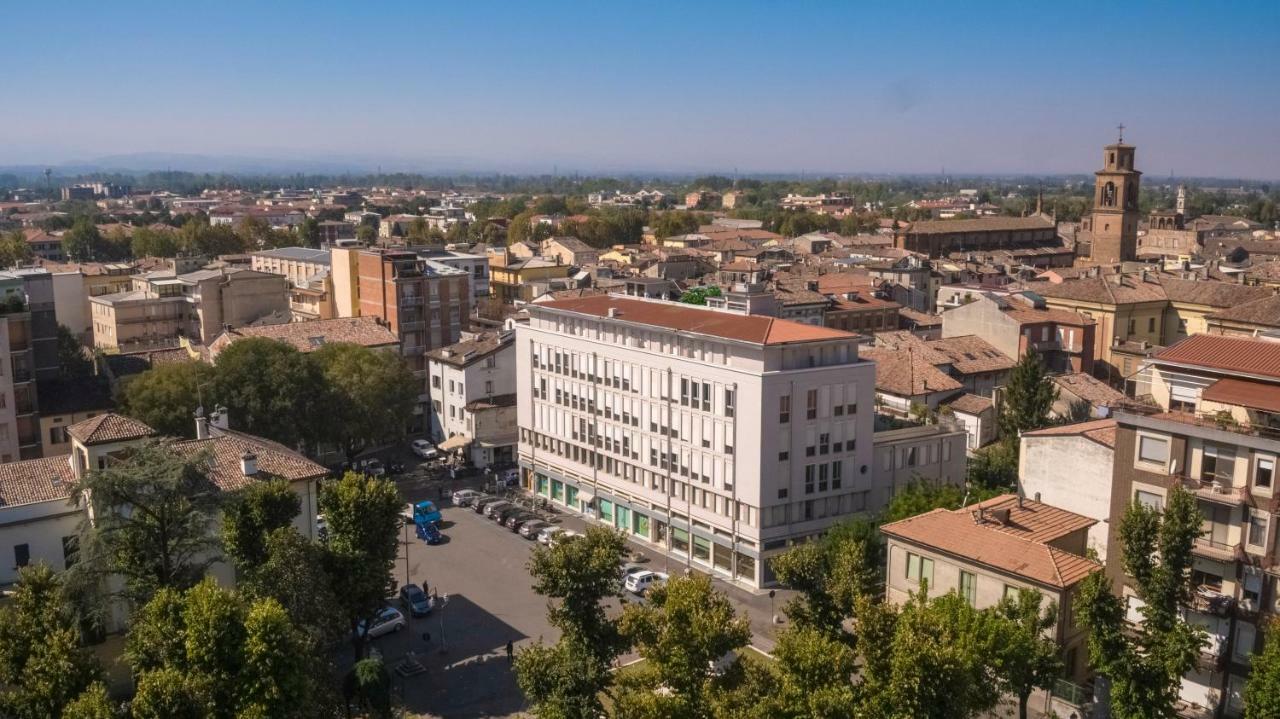 Bnbiz - Coworking Hotel Fiorenzuola d'Arda Bagian luar foto